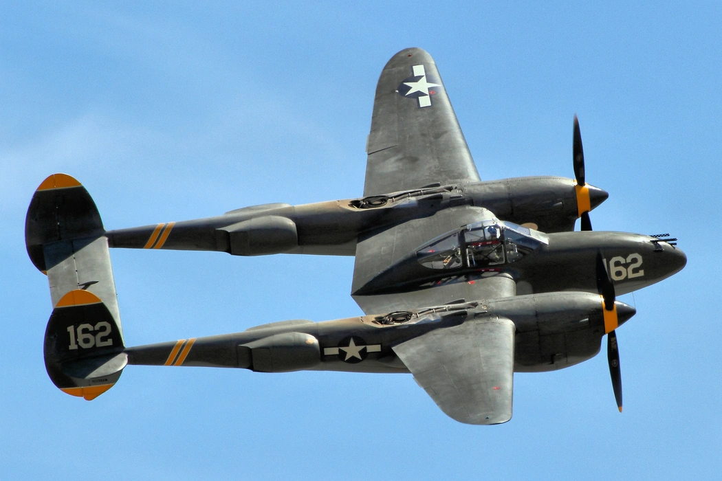 P-38闪电式战斗机（P-38 Fighter）图片壁纸