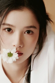 张婧仪黑白交映氛围感写真壁纸
