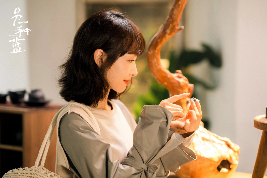 《另一种蓝》宋茜饰陈小满剧照壁纸