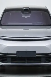 理想L8银色中大型SUV汽车壁纸