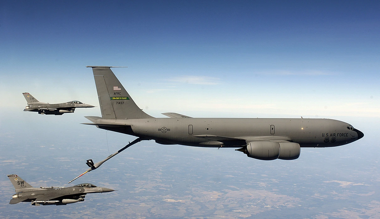 KC-135空中加油机图片桌面壁纸