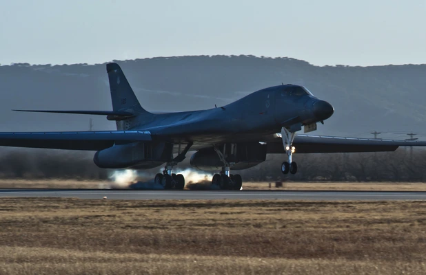 B-1轰炸机（B-1 bomber）图片壁纸