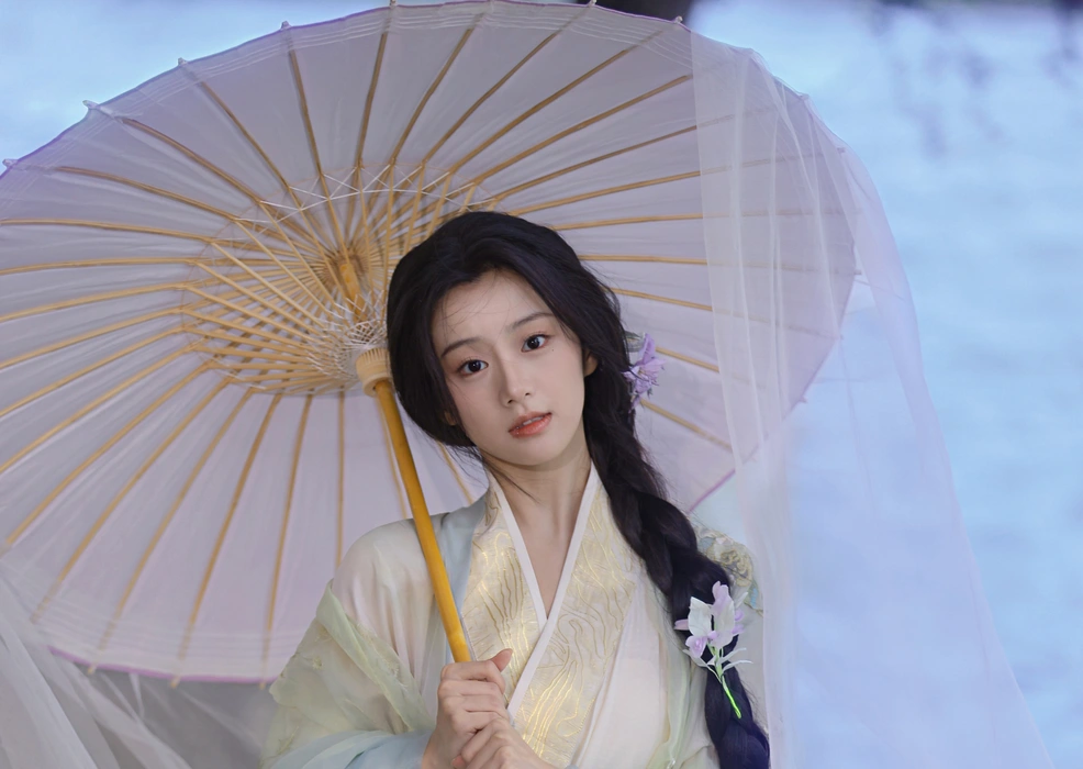 包上恩古装撑伞林间写真壁纸