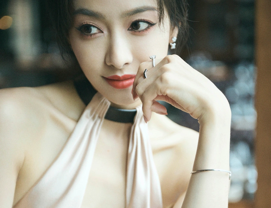 Victoria宋茜粉色挂脖裙写真壁纸