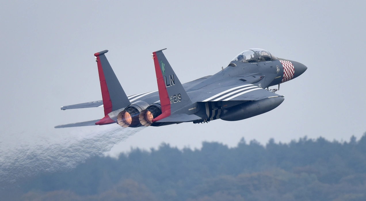 F-15E战斗轰炸机高清图片壁纸