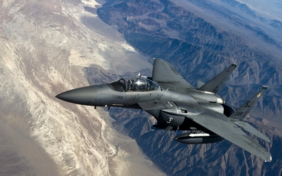 F-15E战斗轰炸机高清图片壁纸