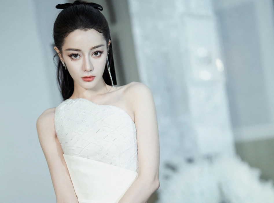 迪丽热巴拖尾白裙写真图片壁纸