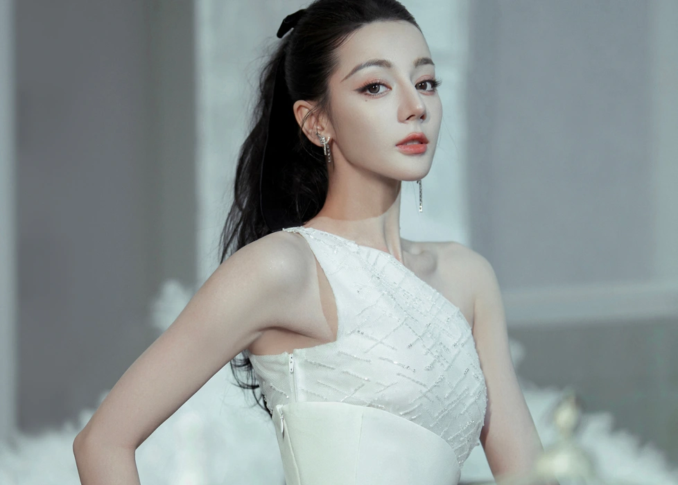迪丽热巴拖尾白裙写真图片壁纸
