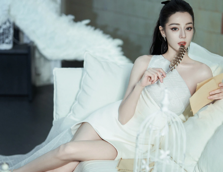 迪丽热巴拖尾白裙写真图片壁纸