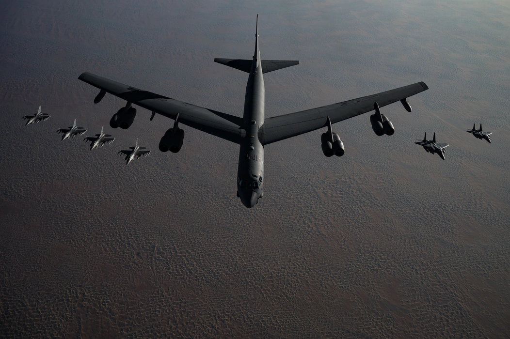 B-52同温层堡垒轰炸机图片壁纸