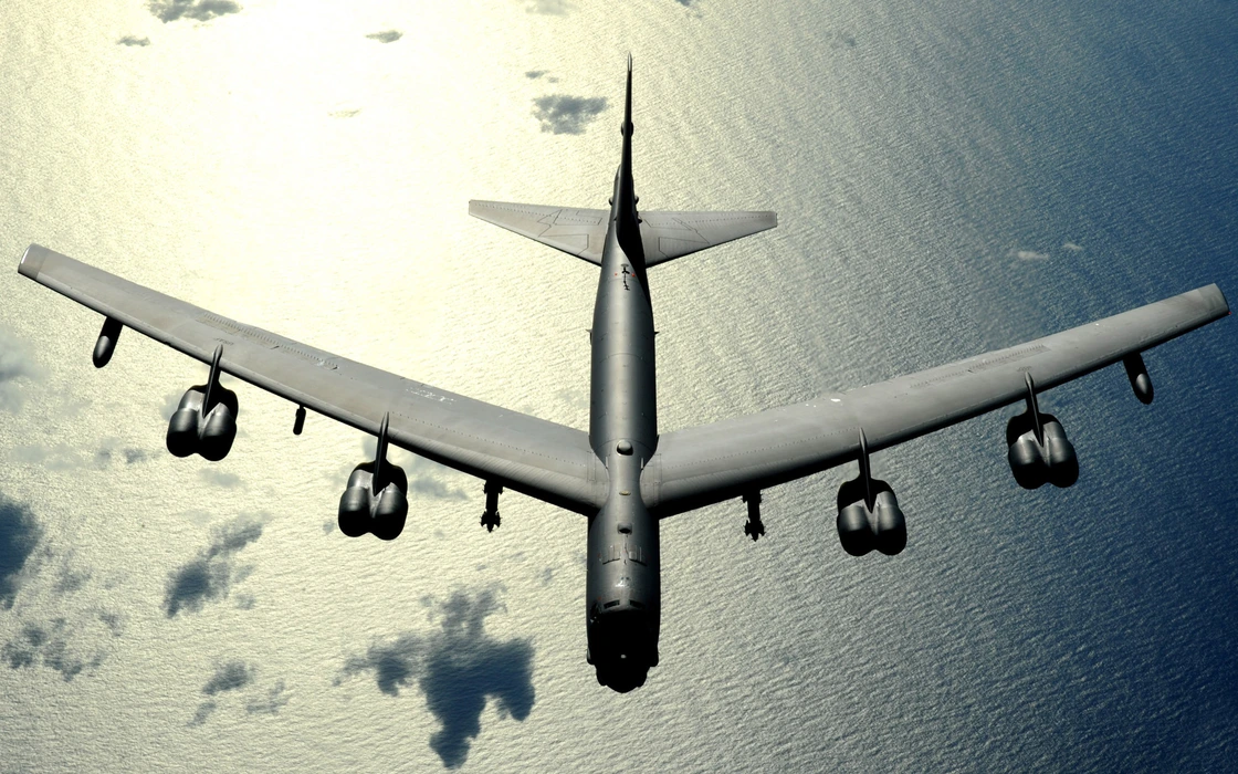 B-52同温层堡垒轰炸机图片壁纸