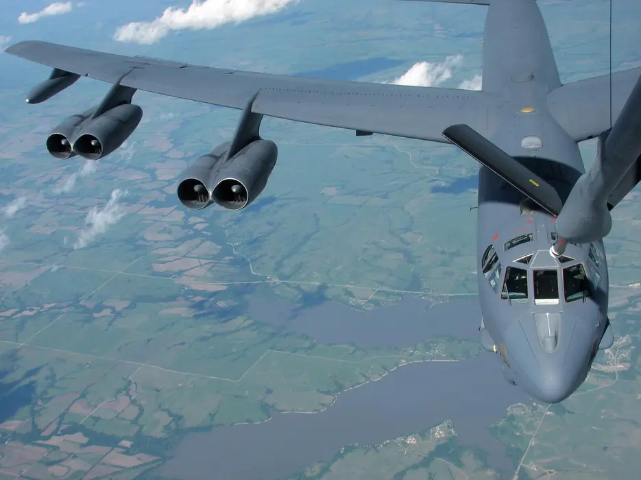 B-52同温层堡垒轰炸机图片壁纸