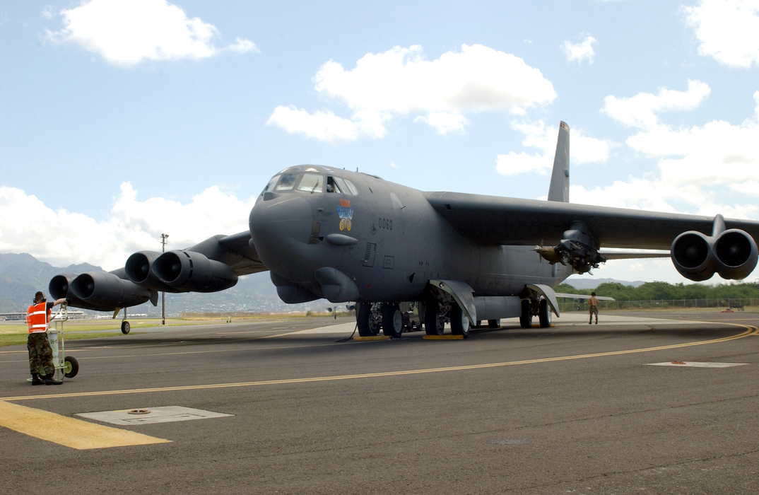 B-52同温层堡垒轰炸机图片壁纸