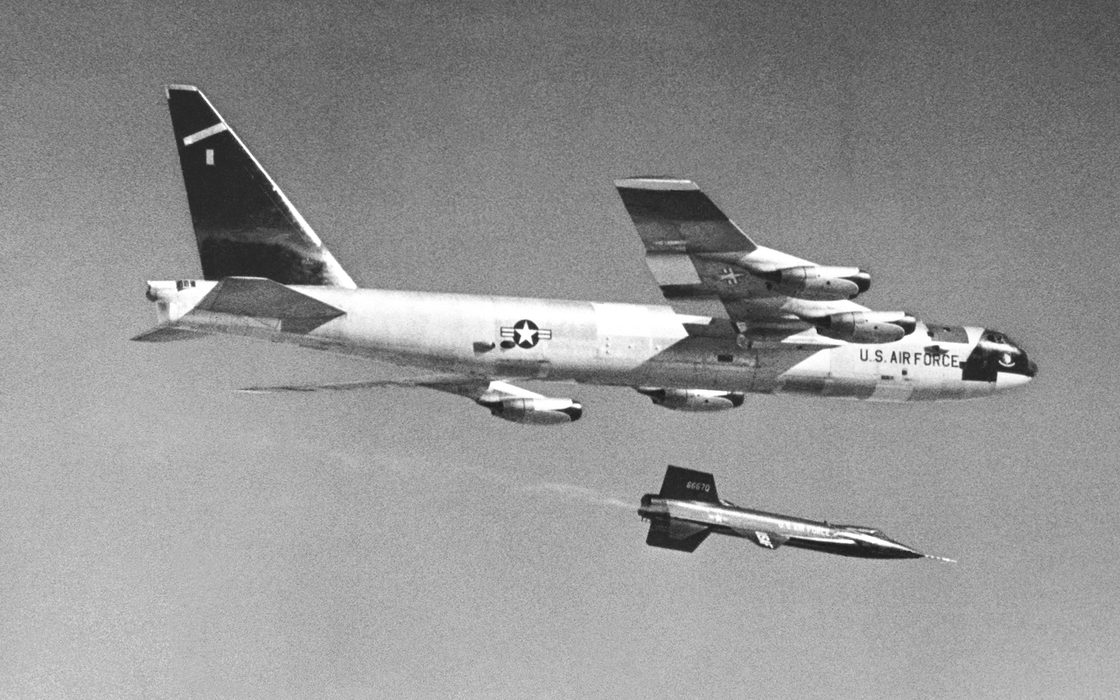 B-52同温层堡垒轰炸机图片壁纸