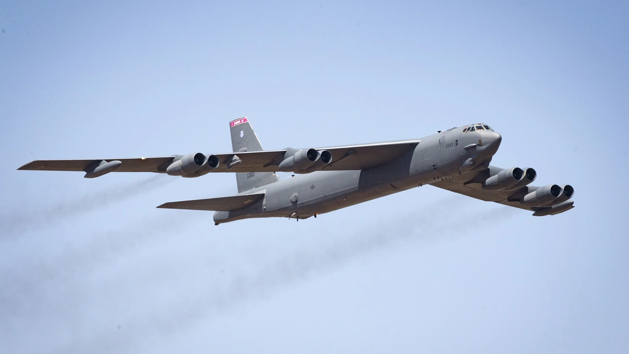B-52同温层堡垒轰炸机图片壁纸