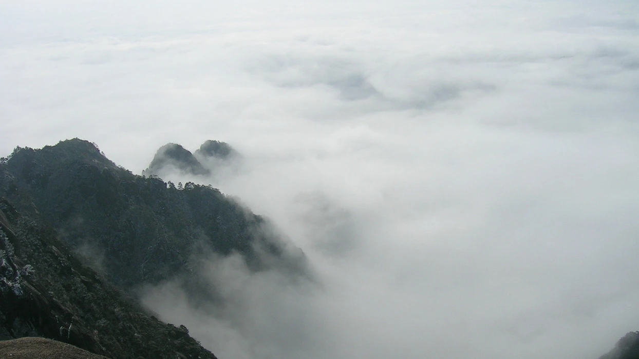 云雾缭绕安徽黄山旅游风景桌面