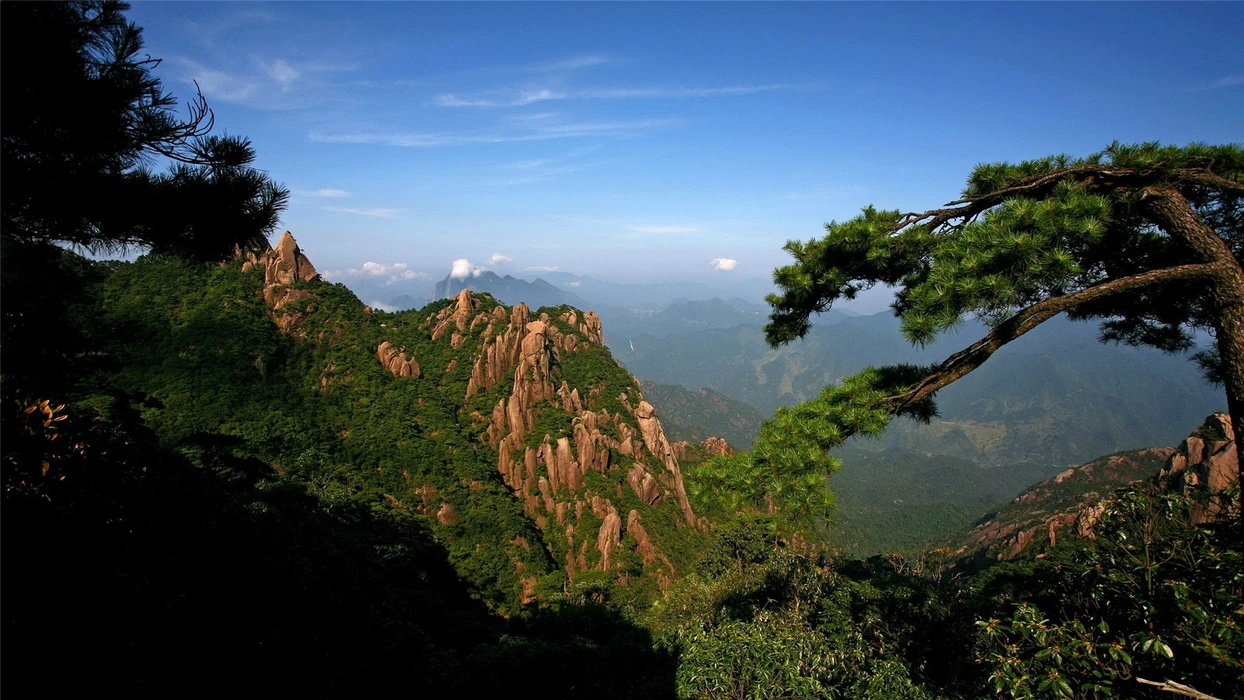 云雾缭绕安徽黄山旅游风景桌面