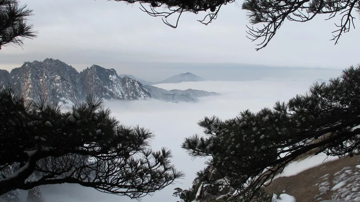 云雾缭绕安徽黄山旅游风景桌面