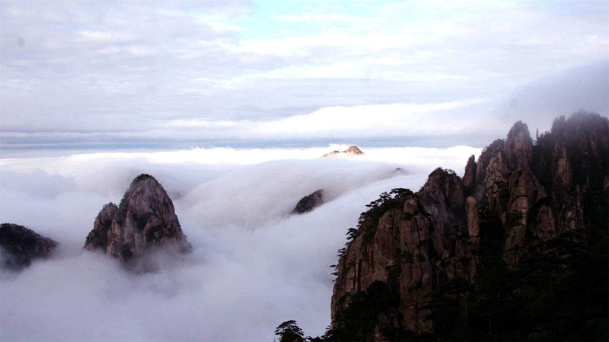 云雾缭绕安徽黄山旅游风景桌面