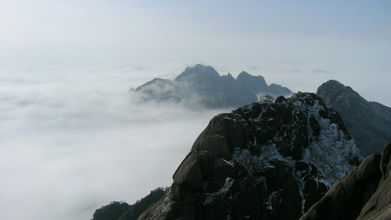 云雾缭绕安徽黄山旅游风景桌面