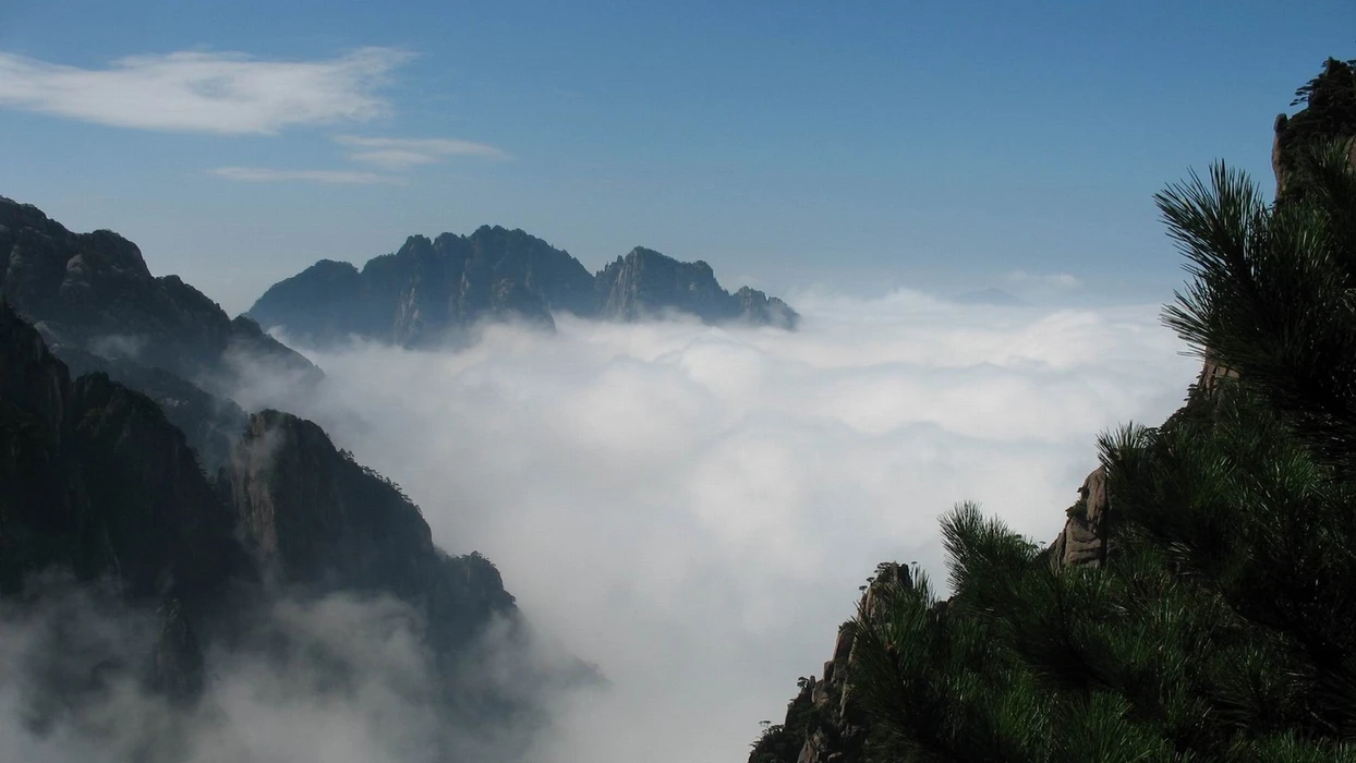 云雾缭绕安徽黄山旅游风景桌面