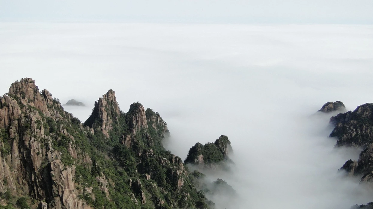 云雾缭绕安徽黄山旅游风景桌面