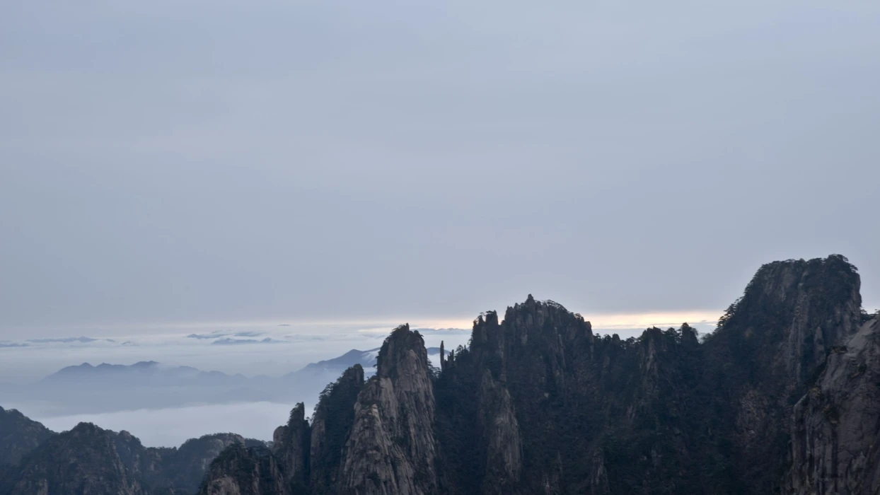 云雾缭绕安徽黄山旅游风景桌面