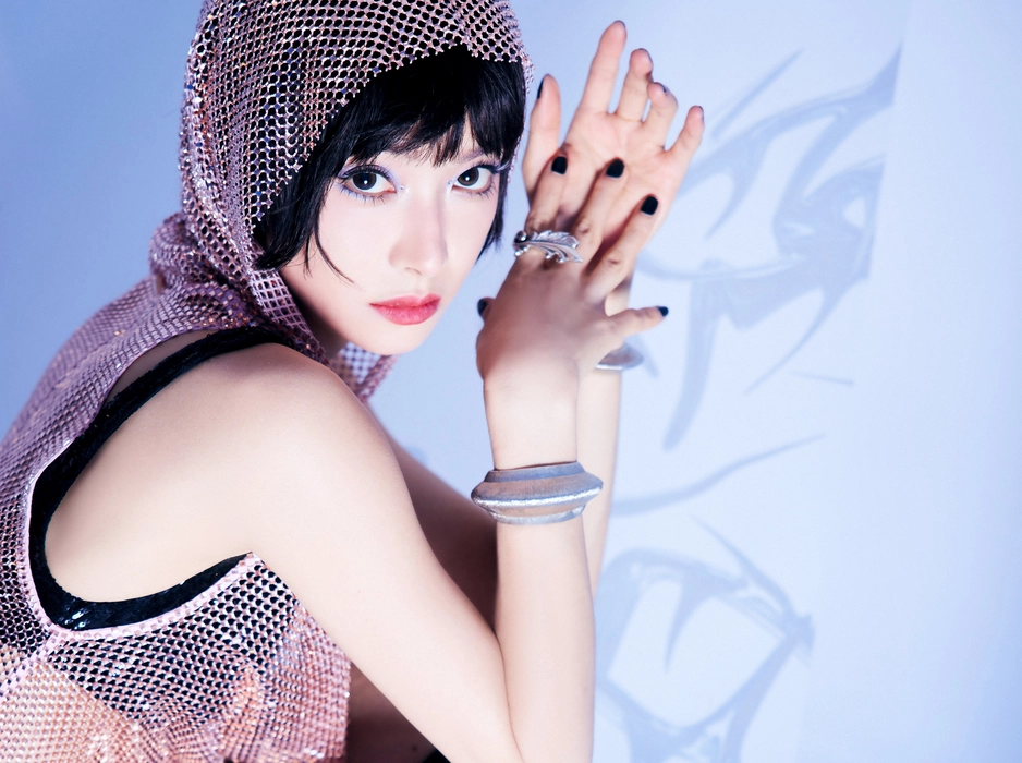 宋茜性感黑短裤长靴写真壁纸