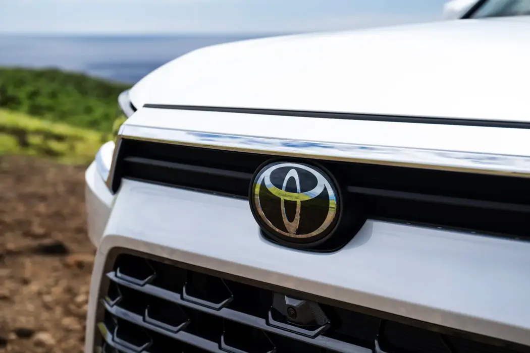 白色丰田Grand Highlander SUV 汽车壁纸
