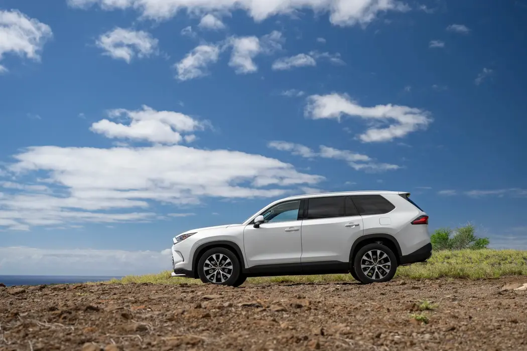 白色丰田Grand Highlander SUV 汽车壁纸