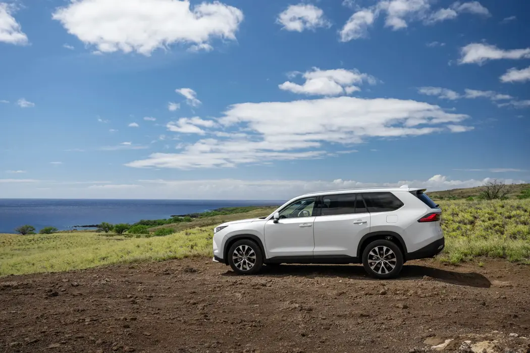 白色丰田Grand Highlander SUV 汽车壁纸