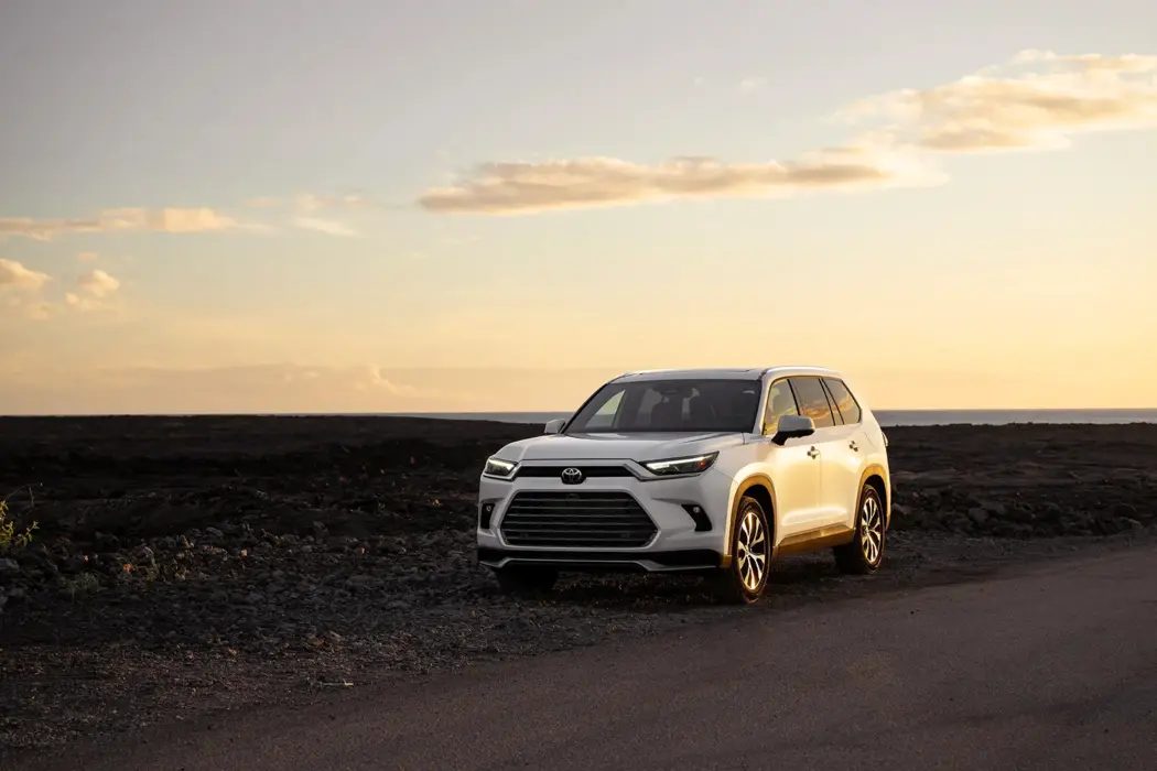 白色丰田Grand Highlander SUV 汽车壁纸