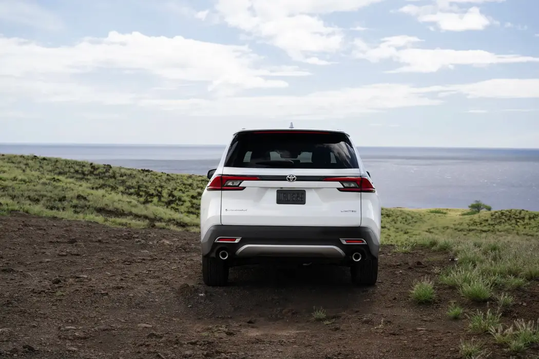 白色丰田Grand Highlander SUV 汽车壁纸