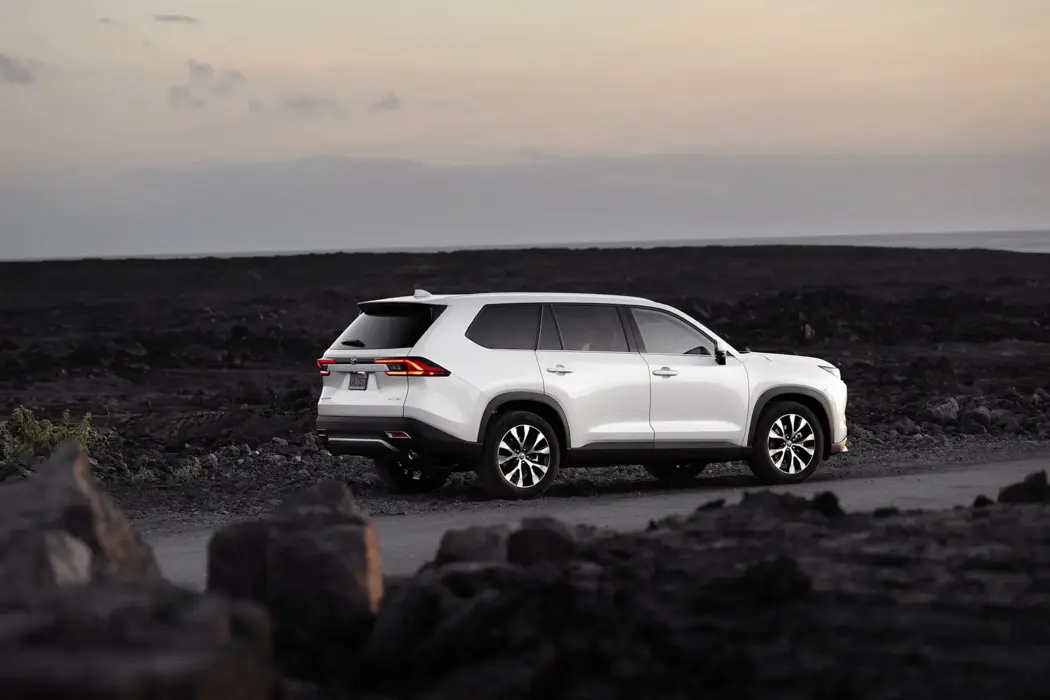 白色丰田Grand Highlander SUV 汽车壁纸