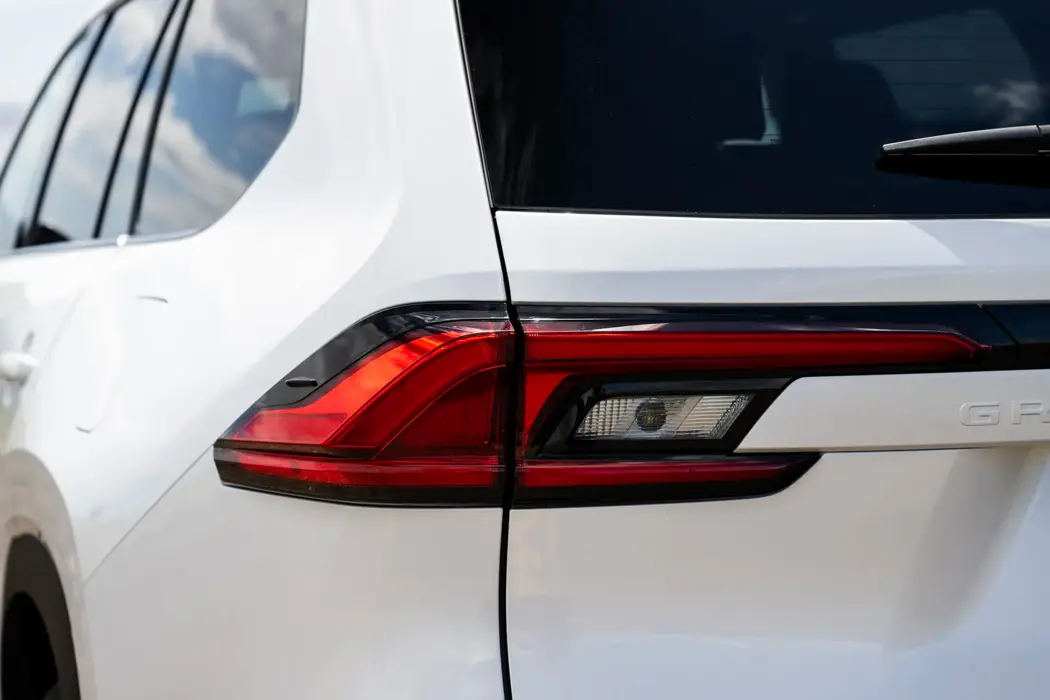 白色丰田Grand Highlander SUV 汽车壁纸