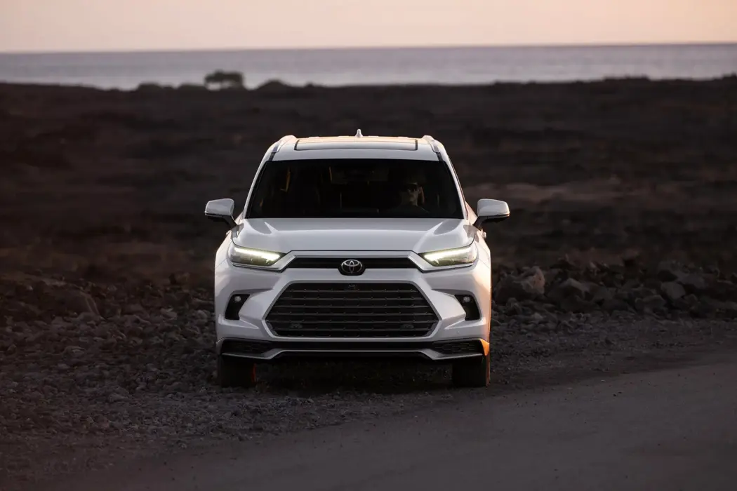 白色丰田Grand Highlander SUV 汽车壁纸