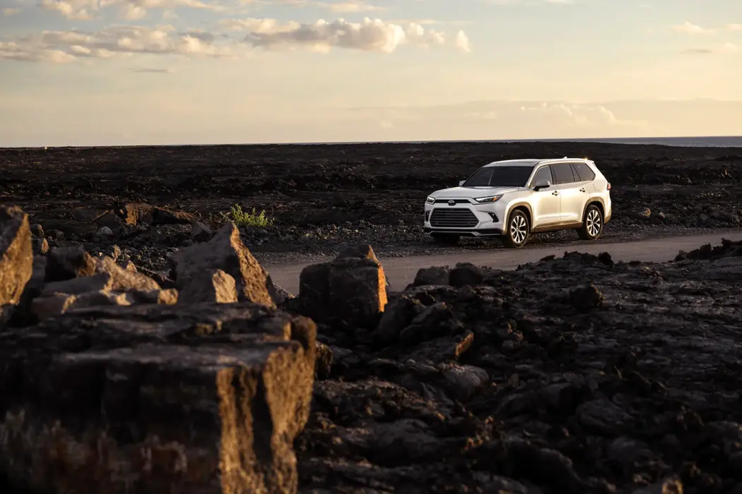 白色丰田Grand Highlander SUV 汽车壁纸