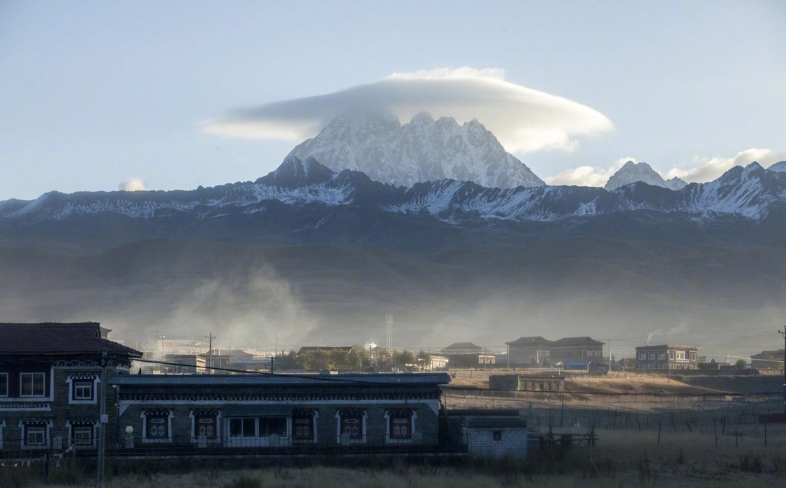 神秘的雅拉雪山旅游风景桌面
