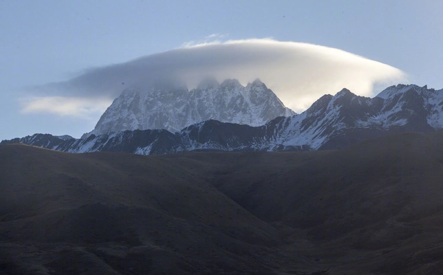 神秘的雅拉雪山旅游风景桌面