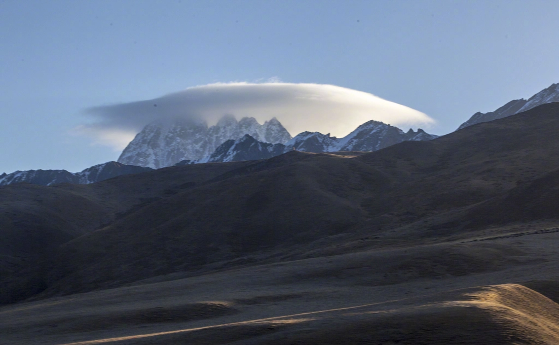 神秘的雅拉雪山旅游风景桌面