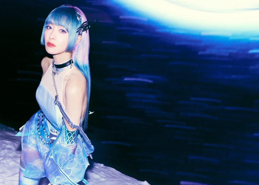  Victoria宋茜银甲蓝色精灵写真壁纸