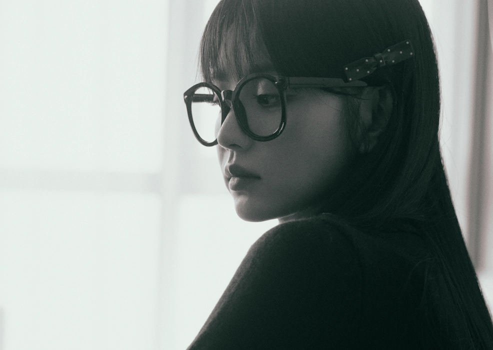 田曦薇甜美校园风针织裙壁纸