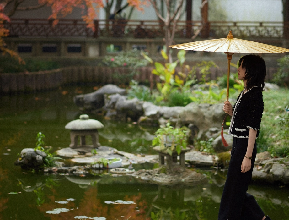 张子枫映湖竹影优雅写真壁纸