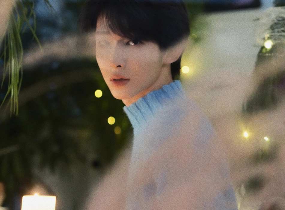 刘宇蓝色毛衣浪漫写真壁纸