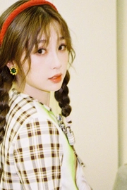 虞书欣甜美格子裙写真壁纸