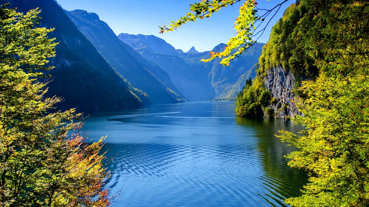 湖泊倒影大自然神秘美学壁纸