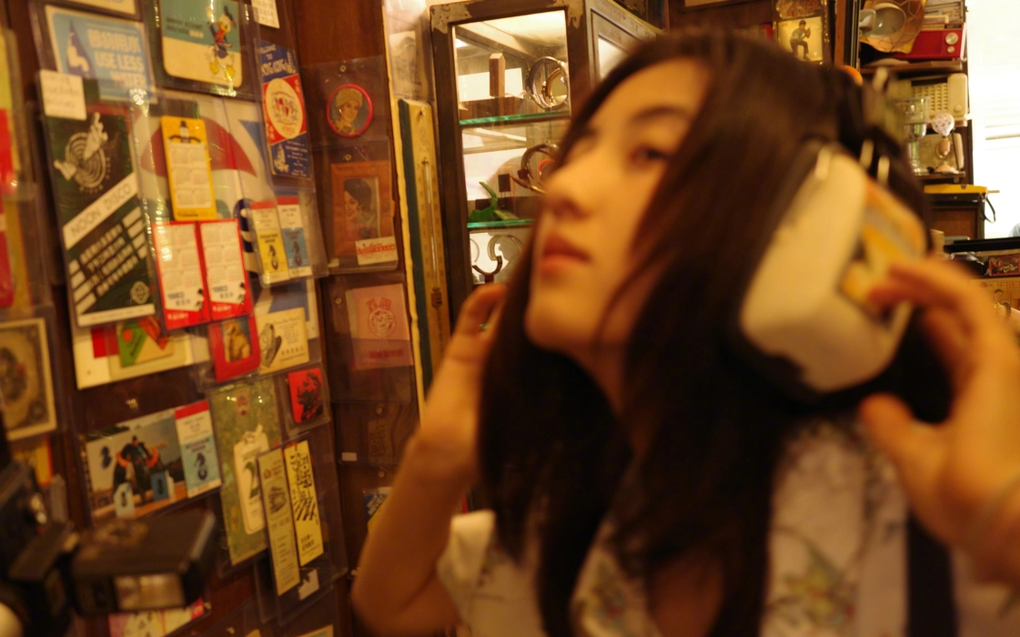 张子枫夏日慵懒街拍写真壁纸