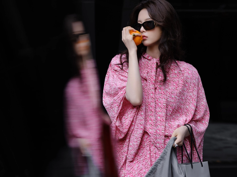 杨超越粉嫩碎花裙写真壁纸