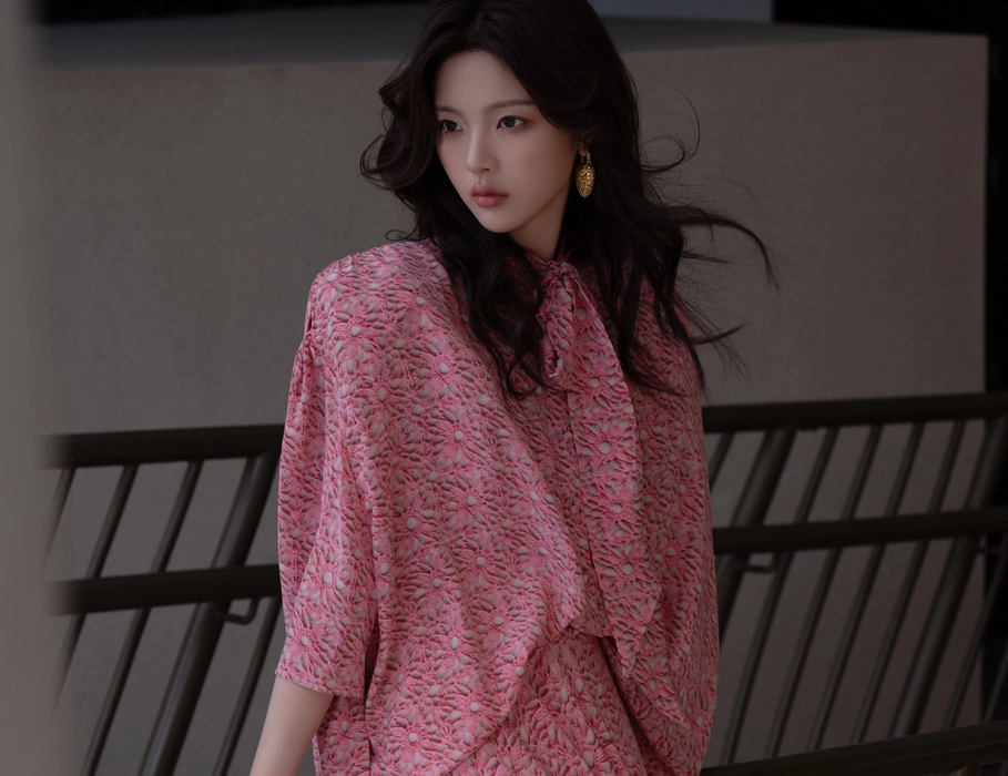 杨超越粉嫩碎花裙写真壁纸